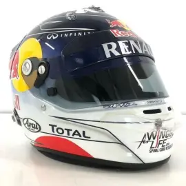 Шлем с автографом гонщика Себастьяна Феттеля, белый мрамор